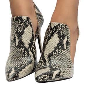 4/$25 🛍 Anne Michelle Snake Animal Faux Leather D’Orsay Cut Out Heels